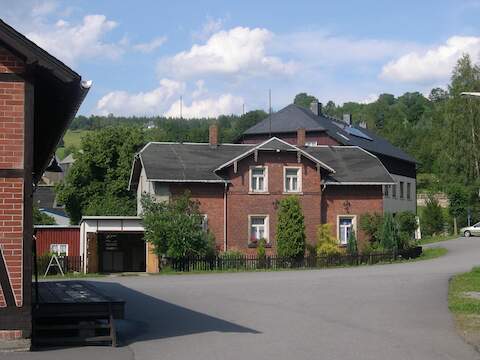 Hauptbestandteil in den Überlegungen für den Bahnhof Steinbach ist dieses ehemalige Eisenbahnbeamtenwohnhaus direkt neben dem Bahnhofsgebäude in Steinbach.