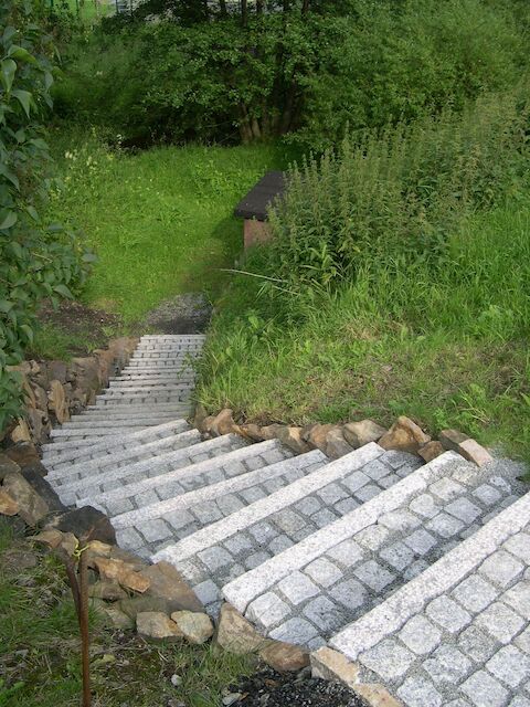 Die neue Treppe vom Bahnsteig in Jöhstadt zum Pumpenhaus am Schwarzwasser.