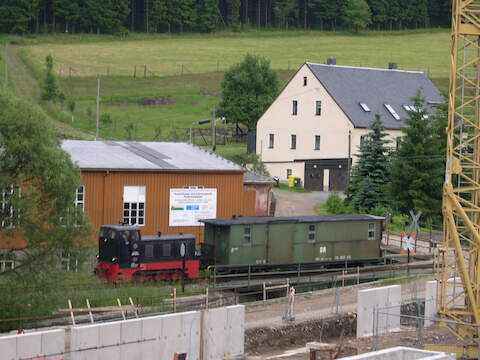 An der V10C 199 009-2 wurden in den vergangenen Wochen einige Wartungsarbeiten ausgeführt. Hier passiert die Lok zusammen mit dem Packwagen 974-325 auf dem Weg nach Steinbach die Baustelle der Ausstellungs- und Fahrzeughalle.