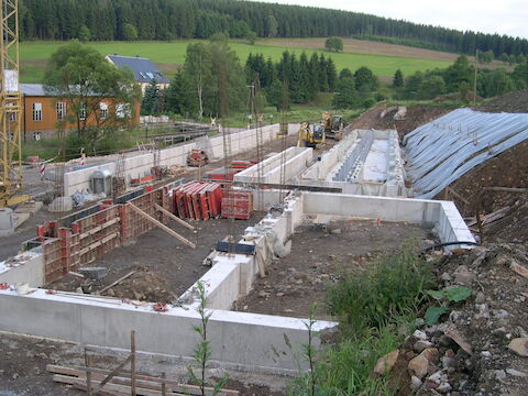 Das Fundament für das Mehrzweckgebäude ist fertig betoniert und wird nun verfüllt.