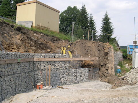 Die Hangbefestigung zwischen Trafostation und Mehrzweckgebäude erfolgt mittels Gabionenwand.