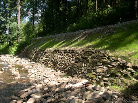 Wiederherstellung der Dammbefestigung mit einer Trockenmauer bei Streckenkilometer 16,1.