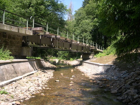 Erneuerung der Ufermauer unterhalb des Widerlagers der Brücke bei Streckenkilometer 16,2.