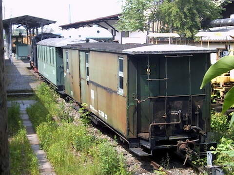 Anfang Juni 2004 standen die Wagen noch hinter der VII K 99 781 im Nürnberger DB Museum, allerdings in einer wenig attraktiven Ecke.