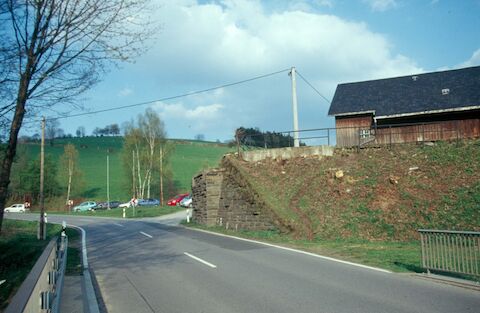 Das noch erhaltene Widerlager der 1977 abgerissenen Brücke der Plattentalbahn am Bahnhof Geyersdorf-Mildenau am 3. Mai 2001.