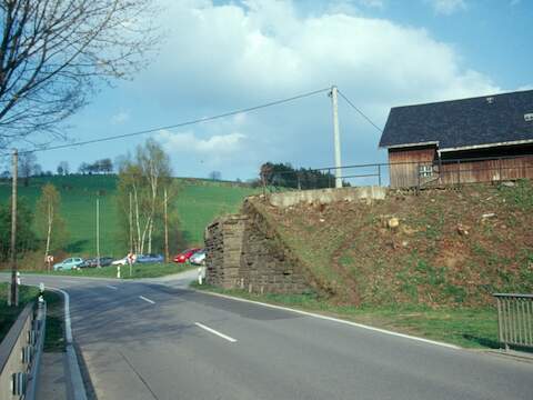 Das noch erhaltene Widerlager der 1977 abgerissenen Brücke der Plattentalbahn am Bahnhof Geyersdorf-Mildenau am 3. Mai 2001.