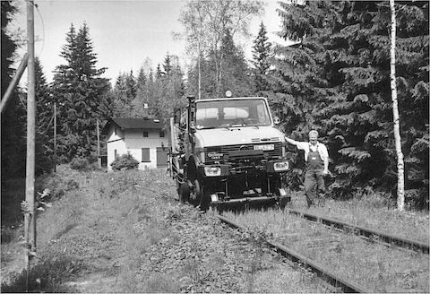 „Zugbetrieb“ auf der CA-Linie anno 2004: Das Unimog-Zweiwegefahrzeug bei der Arbeit zwischen Rautenkranz und Schönheide Süd im Juni 2004.