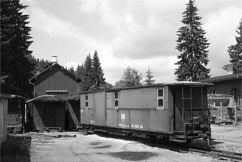 Am 15. Juli brachte der Tieflader der PRESS GmbH den Packwagen 974-325 nach Carlsfeld, wo er soeben von der Rampe rollte. Hier ist er nun das erste auf Rädern stehende Schmalspurfahrzeug des FHWE.