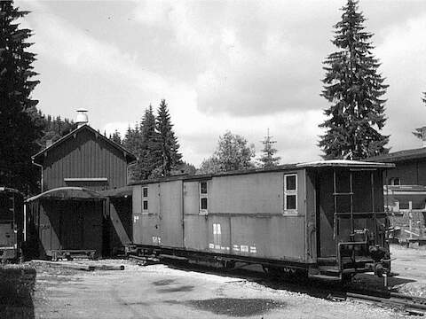 Am 15. Juli brachte der Tieflader der PRESS GmbH den Packwagen 974-325 nach Carlsfeld, wo er soeben von der Rampe rollte. Hier ist er nun das erste auf Rädern stehende Schmalspurfahrzeug des FHWE.