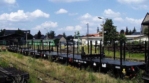 Bis Juli bekamen die vier Flachwagen (Gattung HH) der IG Weißeritztalbahn e. V. in Görlitz eine Hauptuntersuchung. Die Aufarbeitung erfolgte in Vorbereitung des Wiederaufbaus der HK-Linie, aber auch, um sie in Sonderzügen mit zum Einsatz zu bringen.