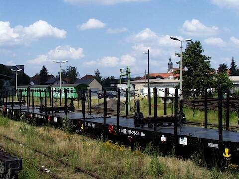 Bis Juli bekamen die vier Flachwagen (Gattung HH) der IG Weißeritztalbahn e. V. in Görlitz eine Hauptuntersuchung. Die Aufarbeitung erfolgte in Vorbereitung des Wiederaufbaus der HK-Linie, aber auch, um sie in Sonderzügen mit zum Einsatz zu bringen.