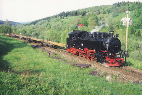 Im Rahmen der kürzlich abgeschlossenen Bauarbeiten auf der Strecke Cranzahl – Oberwiesenthal verkehrte auf der Fichtelbergbahn wieder einmal ein „echter“ dampfbespannter Güterzug: Am 3. Juni 2004 hat 99 785 mit einem aus vier Flachwagen (HH) gebildeten Langschienenzug in Unterwiesenthal Halt gemacht.