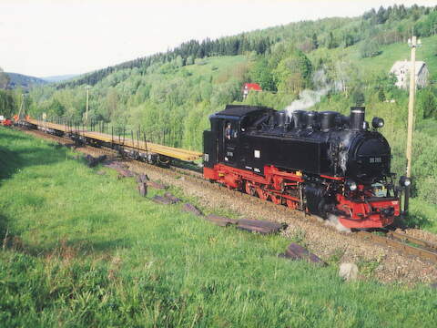 Im Rahmen der kürzlich abgeschlossenen Bauarbeiten auf der Strecke Cranzahl – Oberwiesenthal verkehrte auf der Fichtelbergbahn wieder einmal ein „echter“ dampfbespannter Güterzug: Am 3. Juni 2004 hat 99 785 mit einem aus vier Flachwagen (HH) gebildeten Langschienenzug in Unterwiesenthal Halt gemacht.