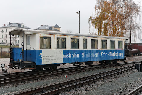 Der im Jahr 2022 aus dem Bestand des Verkehrsmuseums Dresden ins Eigentum der Stiftung Sächsische Schmalspurbahnen übergegangene Einheitswagen 970-459 (DRG-Nr. K480) hat den Bahnhof Radebeul Ost verlassen. Die PRESS brachte den Vierachser zur Aufarbeitung in die Werkstatt nach Ostritz. Die Lackierung von 1977 wird er dabei verlieren.