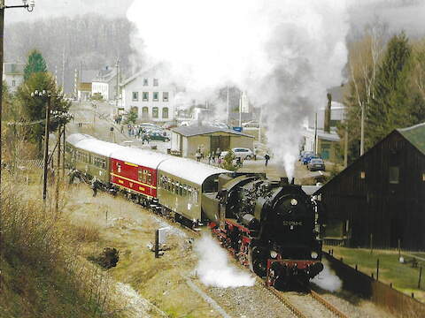 Am Ostersamstag verließ 52 8154 mit dem VSE-Museumszug den Bf Markersbach.