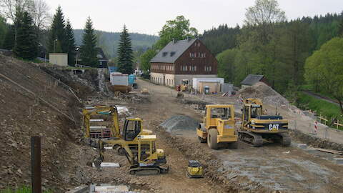 Am 26. Mai waren die Säulenfundamente fertig, aber an der Drainage wurde noch mit schwerer Technik „gepickert“.