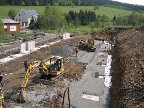 Am 3. Juni stehen bereits die ersten Winkelstützelemente der Außenwand am Paschweg zum Einbau bereit, und der Unterbau für den Arbeitsstand 3 ist in Arbeit.