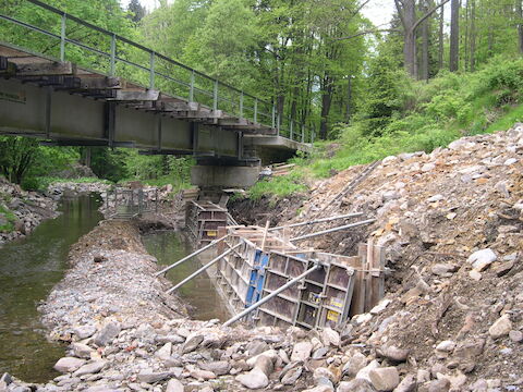 Die Ufermauer unterhalb der Brücke Kilometer 16,2 muss neu aufgebaut werden.