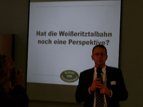 Roland Richter, Geschäftsführer der BVO Bahn GmbH, vor der Fragestellung der Veranstaltung am 4. Juni 2004.