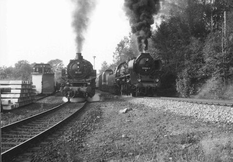 Am 12. Dezember 1984 verließen 86 001 mit einem Zug nach Crottendorf und 50 3694 sowie eine 110 mit einem Zug nach Annaberg-Buchholz gleichzeitig den Bahnhof Walthersdorf.