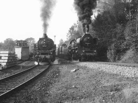 Am 12. Dezember 1984 verließen 86 001 mit einem Zug nach Crottendorf und 50 3694 sowie eine 110 mit einem Zug nach Annaberg-Buchholz gleichzeitig den Bahnhof Walthersdorf.