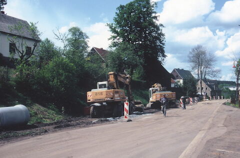 Wo einst die Züge nach Crottendorf fuhren, verlegten am 16. Mai 2003 Bagger einen neuen Abwasserkanal.