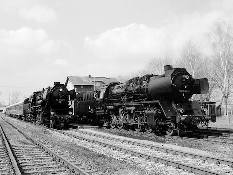 52 8154 und 50 3616 brachten am Ostersamstag über 400 Fahrgäste in das kleine Städtchen Schlettau.