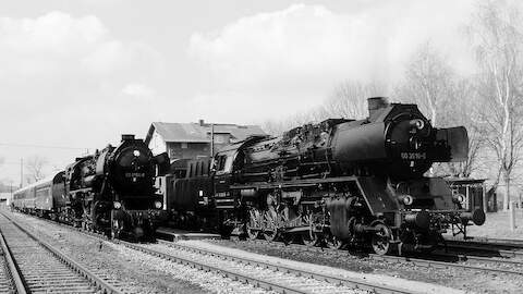 52 8154 und 50 3616 brachten am Ostersamstag über 400 Fahrgäste in das kleine Städtchen Schlettau.