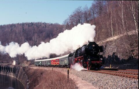 Mit einem Charterzug hat 50 3616 gerade den Haltepunkt Schlema verlassen und kann nun den Zug entlang der Mulde beschleunigen.