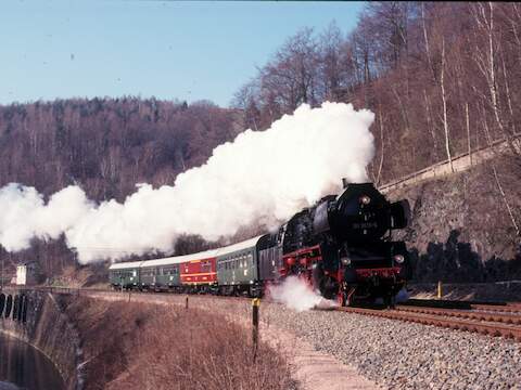 Mit einem Charterzug hat 50 3616 gerade den Haltepunkt Schlema verlassen und kann nun den Zug entlang der Mulde beschleunigen.