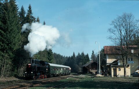 Nach einer Kreuzung in Pernink bringt die KHKO-Dampflok 423.94 den VSE-Sonderzug wieder in Fahrt hinauf zum Erzgebirgskamm.