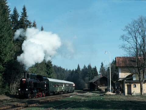 Nach einer Kreuzung in Pernink bringt die KHKO-Dampflok 423.94 den VSE-Sonderzug wieder in Fahrt hinauf zum Erzgebirgskamm.