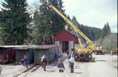 Die Wagenkästen 970-530 und 970-596 bei ihrer Anlieferung in Carlsfeld am 8. Mai 2004. Im Juli soll hier der Bahnhofsaufbau starten.