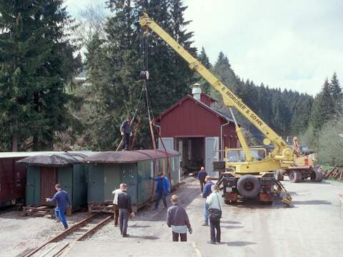 Die Wagenkästen 970-530 und 970-596 bei ihrer Anlieferung in Carlsfeld am 8. Mai 2004. Im Juli soll hier der Bahnhofsaufbau starten.