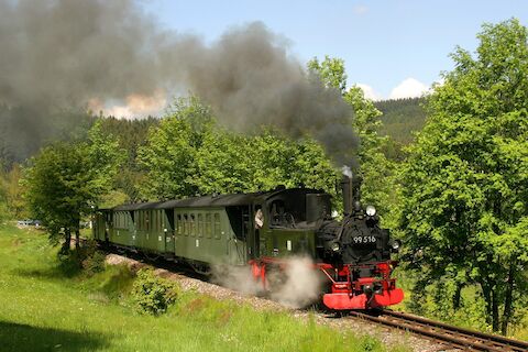 Am Pfingstsonntag fotografierte Olaf Herrig 99 516 der Museumsbahn Schönheide im Regeleinsatz.