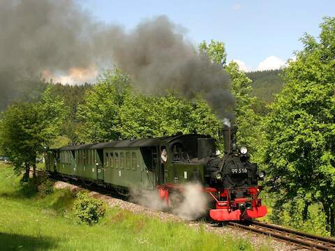 Am Pfingstsonntag fotografierte Olaf Herrig 99 516 der Museumsbahn Schönheide im Regeleinsatz.