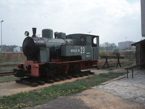 Diese 900-mm-Lokomotive (Henschel 1910/10247) kann seit kurzem in Zeitz besichtigt werden.