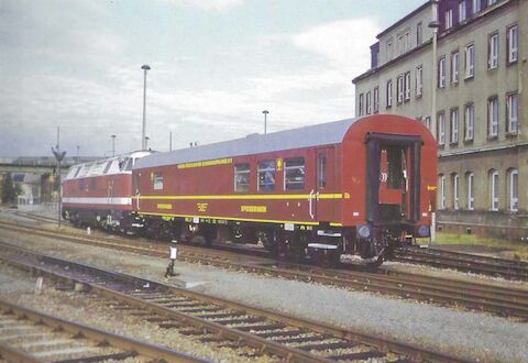 Bereits seit mehreren Wochen steht der VSE-Speisewagen wieder betriebsfähig zur Verfügung. Frank Strunz fotografierte den auch mit Spendengeldern frisch aufgearbeiteten Wagen in Aue.