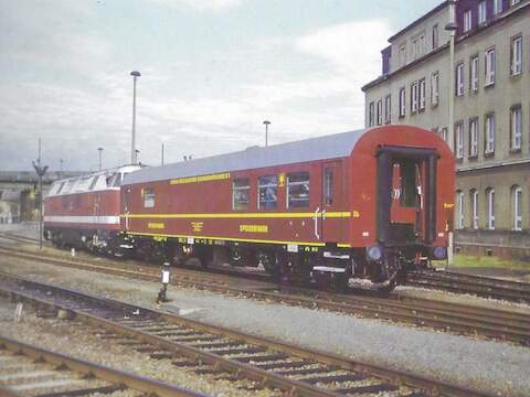 Bereits seit mehreren Wochen steht der VSE-Speisewagen wieder betriebsfähig zur Verfügung. Frank Strunz fotografierte den auch mit Spendengeldern frisch aufgearbeiteten Wagen in Aue.