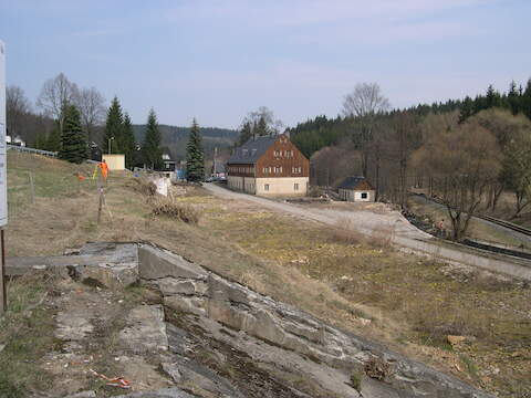 Blick vom früheren Überlauf der alten Wasserkraftanlage auf das künftige Baugelände.