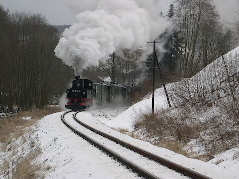 Zug mit 99 1542-2 kurz nach der Ausfahrt aus dem Bahnhof Steinbach.