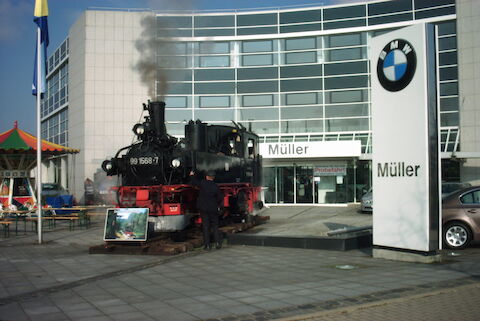 99 1568-7 gastierte unter Dampf als Werbeblickfang am 27. März im Autohaus Müller in Leipzig-Paunsdorf.