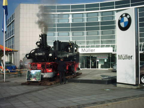 99 1568-7 gastierte unter Dampf als Werbeblickfang am 27. März im Autohaus Müller in Leipzig-Paunsdorf.