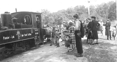 Zug am Bf. „Tierpark“ ca. 1955