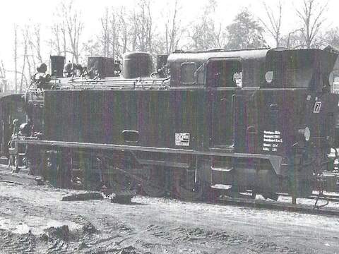 Am 11. März wurde die im Eigentum der Eisenbahnbetriebsgesellschaft (EBG) Prora befindliche Lok 7 (ehemals Mansfelder Bergwerksbahn) in Putbus abgeladen. Sie soll schon bald die vorhandenen Dampfloks auf der RüKB unterstützen.