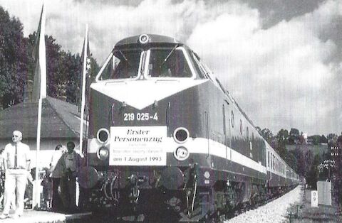 Die Chemnitzer Diesellok 219 025 bespannte am 1. August den ersten Reisezug von Bärenstein nach Weipert seit den vierziger Jahren.