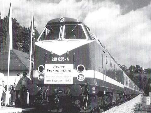 Die Chemnitzer Diesellok 219 025 bespannte am 1. August den ersten Reisezug von Bärenstein nach Weipert seit den vierziger Jahren.