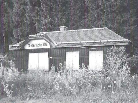 Heute noch erhalten ist das schöne Wartehäuschen in Niederlochmühle.