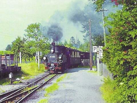 Zirka ein halbes Jahr vor der Einstel­lung des Reiseverkehrs zwischen Sau­persdorf ob. Bf und Rothenkirchen am 30. Mai 1970 entstand im Septem­ber 1969 diese Fotografie von IV K 99 585 mit einem aus nur zwei Wagen bestehenden Kurzpersonenzug bei der Einfahrt in den Bahnhof Bären­walde. Hier nahmen die Loks der WCd-Linie auf der Bergfahrt oft Wasser.