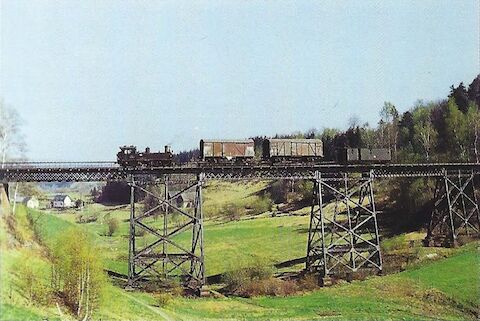 Sehr imposant anzusehen sind im­mer wieder Aufnahmen von den Viadukten der WCd-Linie. Hier ab­gebildet ist der große Viadukt von Stützengrün, den im Mai 1974 die seit 1976 in Geyer als Denkmal auf gestellte 99 534 mit einem Güterzug in Richtung Wilkau-Haßlau befahrt.